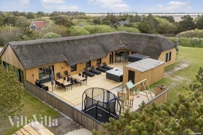 Dette lekre huset med svømmebasseng, nr. 557, med plass til 14 personer, ligger i Vestjylland