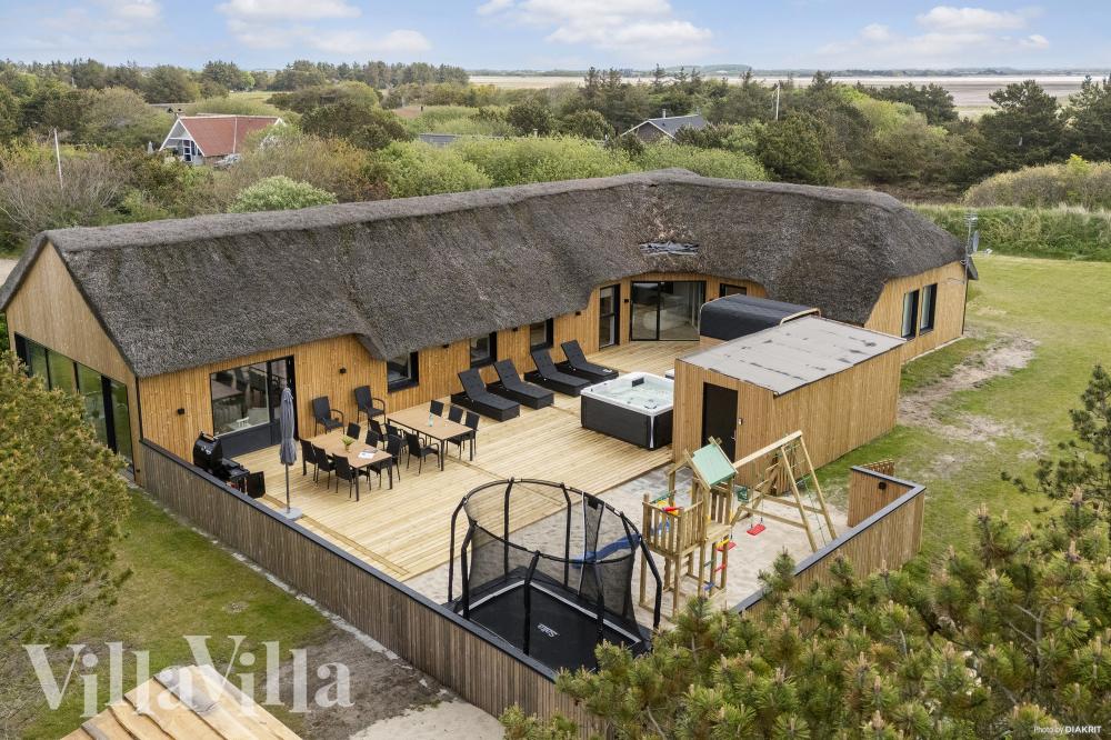 Dette lekre huset med svømmebasseng, nr. 557, med plass til 14 personer, ligger i Vestjylland