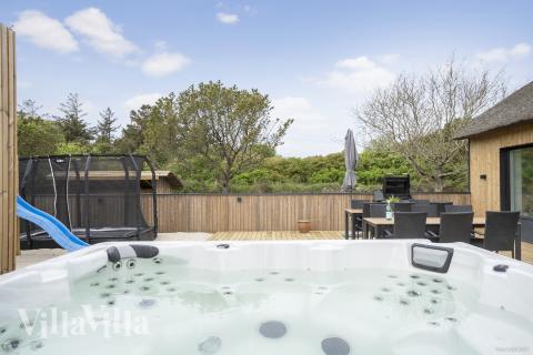 Nyt varmen i boblebadet i luksushus nr. 557 i Vestjylland