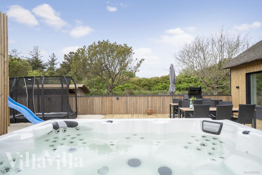 Nyt varmen i boblebadet i luksushus nr. 557 i Vestjylland