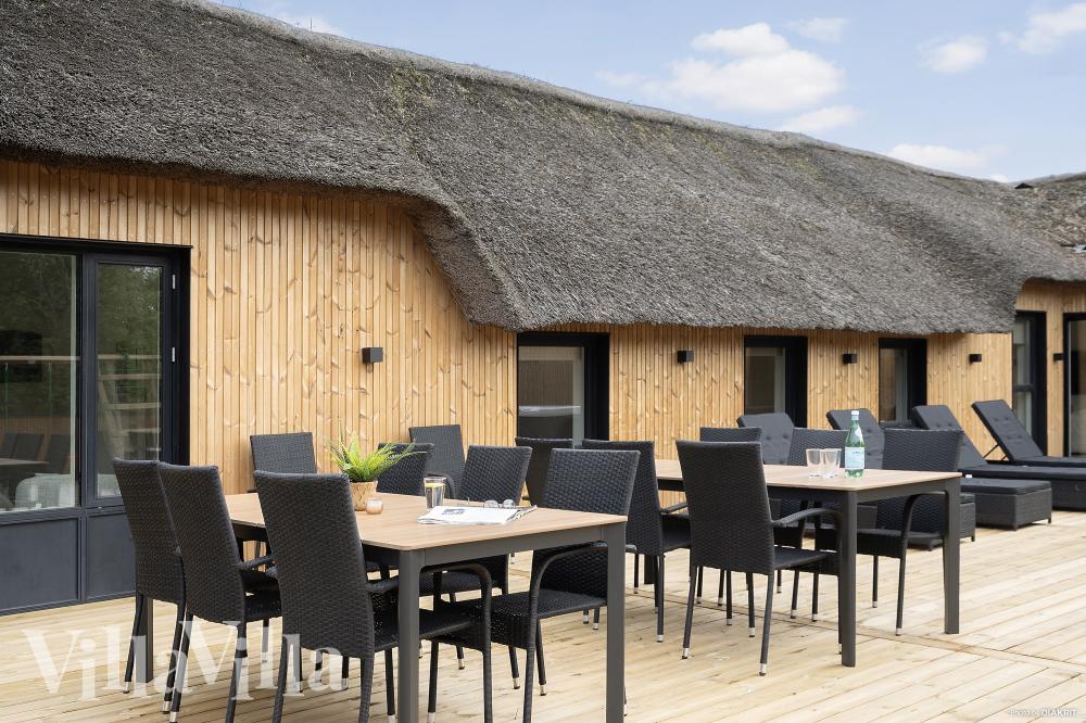 Nyt en grillkveld på terrassen i luksushus nr. 557 i Vestjylland