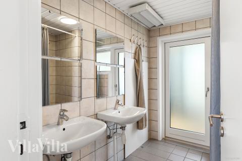 Det finnes bad med dusj i luksushus nr. 952 til 30 personer.