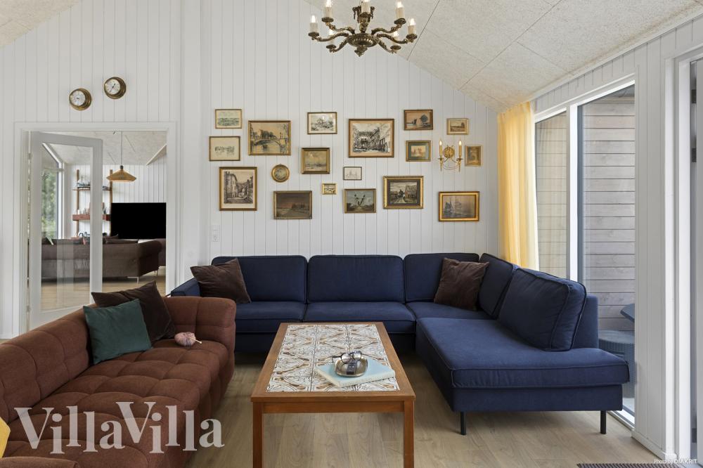 Sofaen i luksushus nr. 934 i Lolland/Falster/Møn er perfekt for å hygge seg med et brettspill eller se en film sammen.