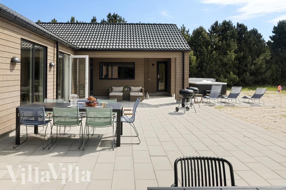 Luksushus nr. 934 har en deilig terrasse med gode hagemøbler til 26 personer.