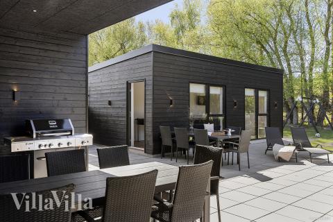 Nyt en grillkveld på terrassen i luksushus nr. 979 i Østjylland