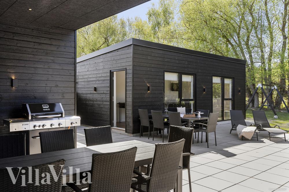 Nyt en grillkveld på terrassen i luksushus nr. 979 i Østjylland