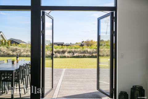 Nyt en grillkveld på terrassen i luksushus nr. 977 i Nordjylland