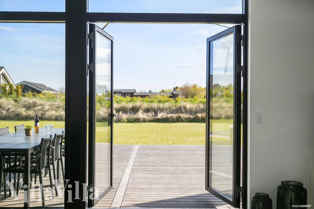 Nyt en grillkveld på terrassen i luksushus nr. 977 i Nordjylland