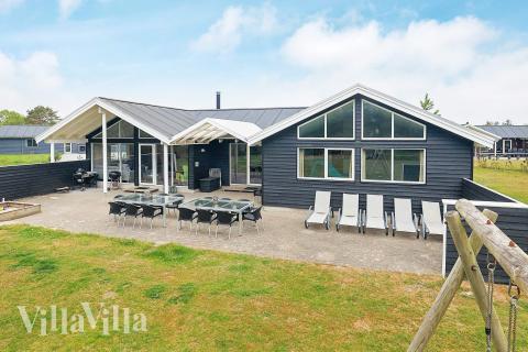 Dette lekre huset med svømmebasseng, nr. 295, med plass til 18 personer, ligger i Nordjylland