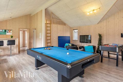 I tillegg til alle aktivitetsmulighetene i husets bassengavdeling, kan du også spille biljard, bordtennis og dart i luksushus nr. 295