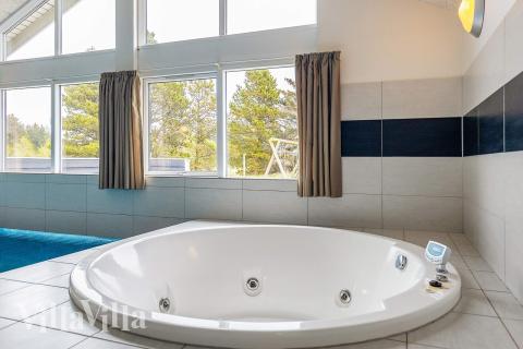 Nyt varmen i boblebadet i luksushus nr. 295 i Nordjylland
