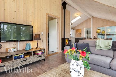 Sofaen i luksushus nr. 295 i Nordjylland er perfekt for å hygge seg med et brettspill eller se en film sammen.