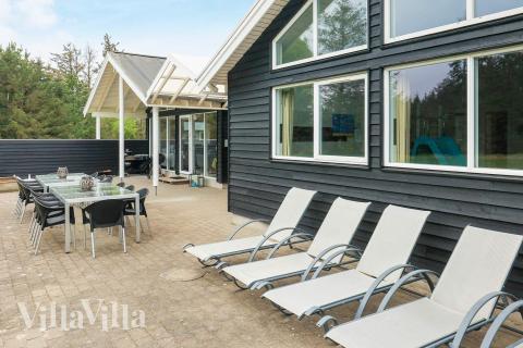 Luksushus nr. 295 har en deilig terrasse med gode hagemøbler til 18 personer.