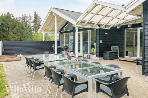 Nyt en grillkveld på terrassen i luksushus nr. 295 i Nordjylland