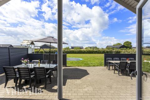 Luksushus nr. 338 har en deilig terrasse med gode hagemøbler til 16 personer.