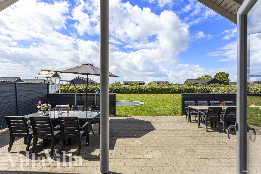 Luksushus nr. 338 har en deilig terrasse med gode hagemøbler til 16 personer.