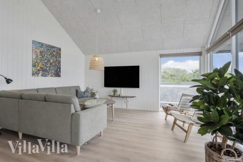 Det er god plass til hygge i feriehusets sofagruppe under oppholdet i luksushus nr. 922