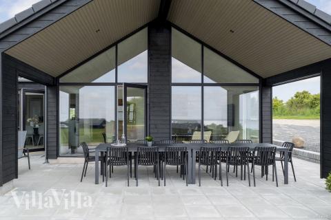 På terrassen i feriehus nr. 922 er det plass til 14 personer.