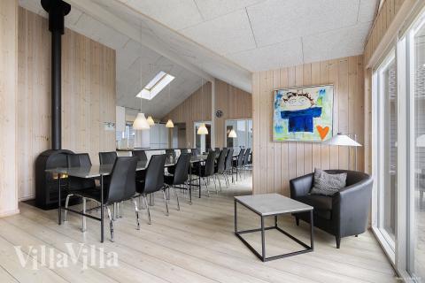 Det er plass til 18 personer i det store lyse oppholdsrommet i luksushus nr. 255.