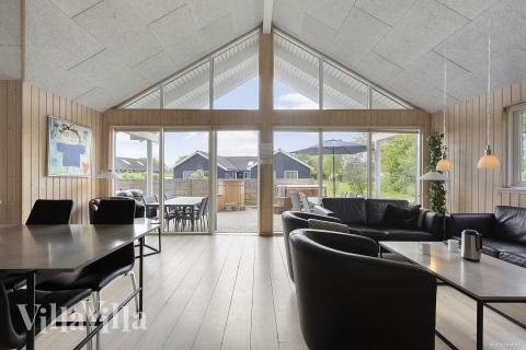 Det er god plass til hygge i feriehusets sofagruppe under oppholdet i luksushus nr. 255