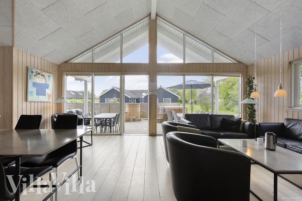 Det er god plass til hygge i feriehusets sofagruppe under oppholdet i luksushus nr. 255