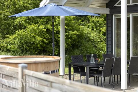 Luksushus nr. 255 har en deilig terrasse med gode hagemøbler til 18 personer.