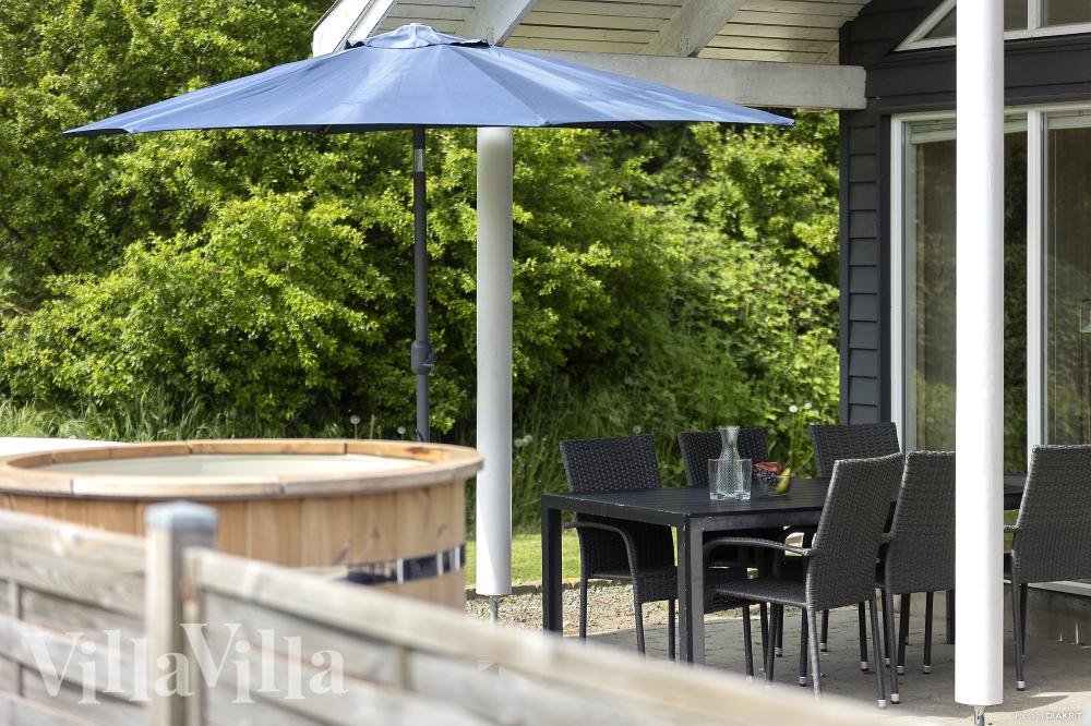 Luksushus nr. 255 har en deilig terrasse med gode hagemøbler til 18 personer.