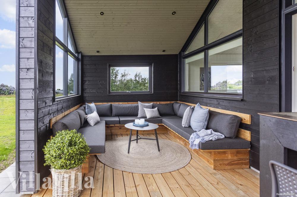Luksushus nr. 955 har en deilig terrasse med gode hagemøbler til 12 personer.
