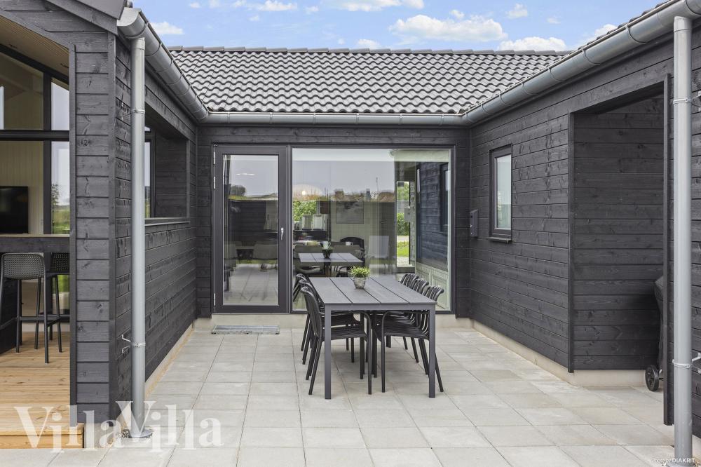 På terrassen i feriehus nr. 955 er det plass til 12 personer.