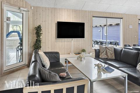 Sofaen i luksushus nr. 314 i Lolland/Falster/Møn er perfekt for å hygge seg med et brettspill eller se en film sammen.