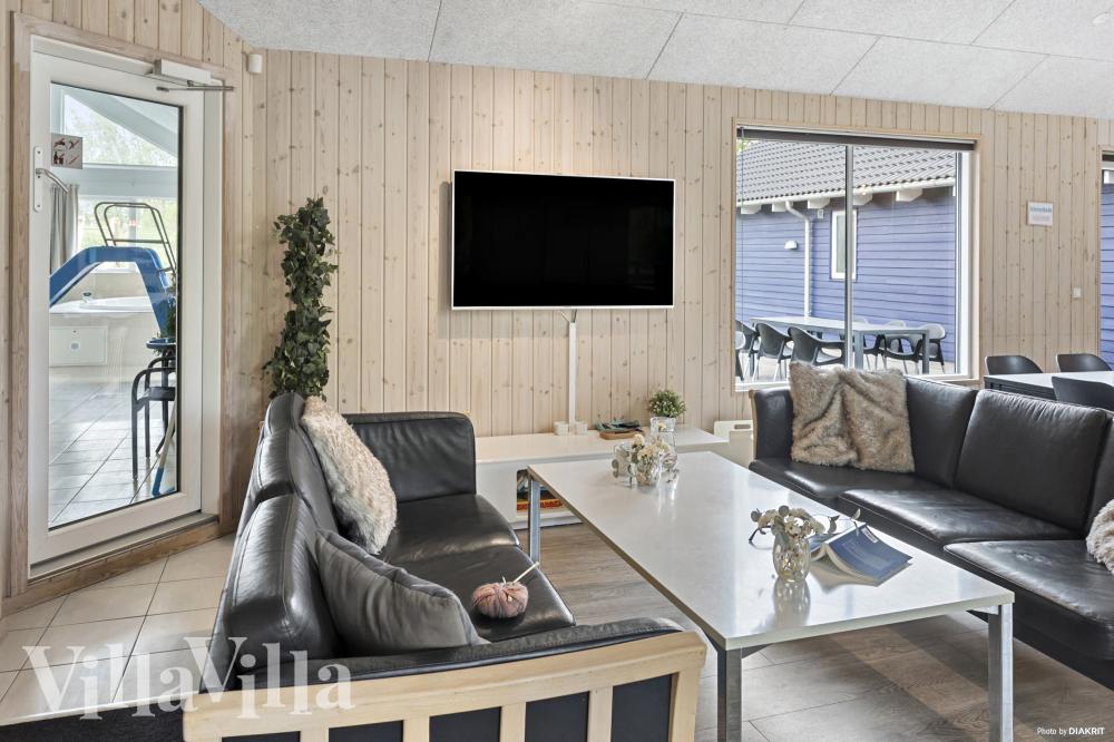 Sofaen i luksushus nr. 314 i Lolland/Falster/Møn er perfekt for å hygge seg med et brettspill eller se en film sammen.