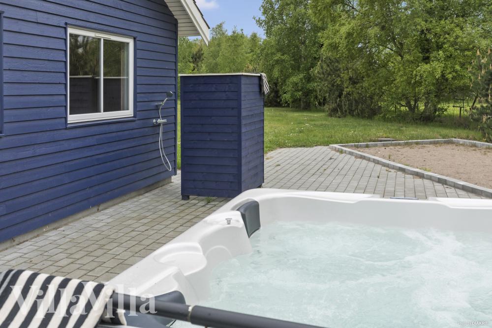 Nyt varmen i boblebadet i luksushus nr. 314 i Lolland/Falster/Møn