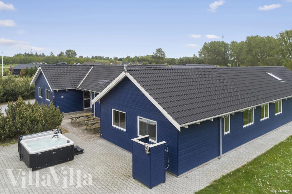 Dette lekre huset med svømmebasseng, nr. 314, med plass til 20 personer, ligger i Lolland/Falster/Møn