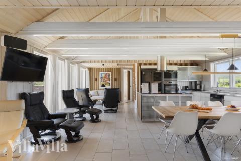 Sofaen i luksushus nr. 675 i Vestjylland er perfekt for å hygge seg med et brettspill eller se en film sammen.