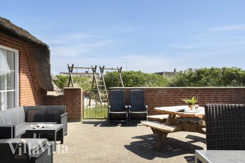 Nyt en grillkveld på terrassen i luksushus nr. 675 i Vestjylland
