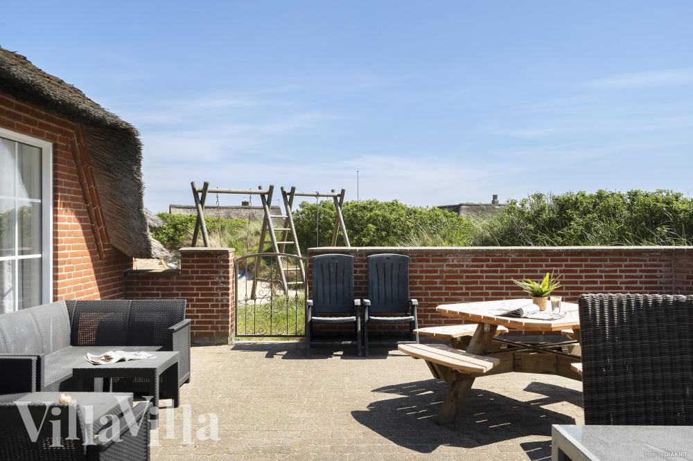 Nyt en grillkveld på terrassen i luksushus nr. 675 i Vestjylland