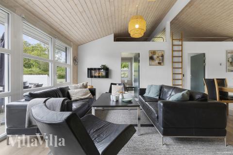 Sofaen i luksushus nr. 964 i Østjylland er perfekt for å hygge seg med et brettspill eller se en film sammen.