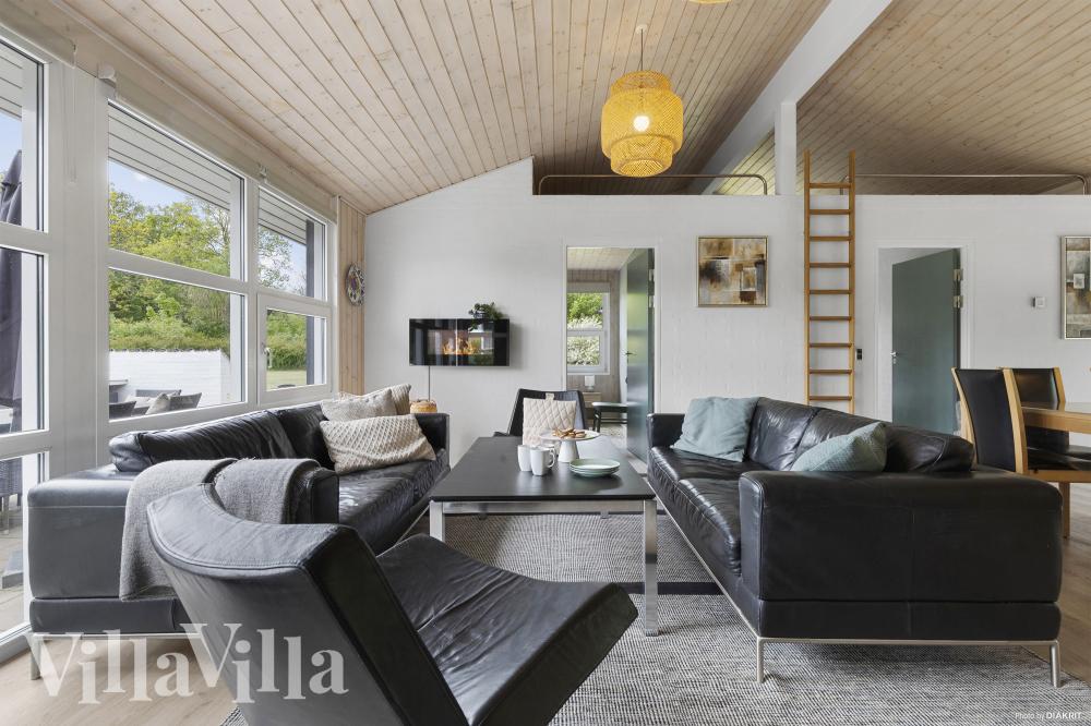 Sofaen i luksushus nr. 964 i Østjylland er perfekt for å hygge seg med et brettspill eller se en film sammen.