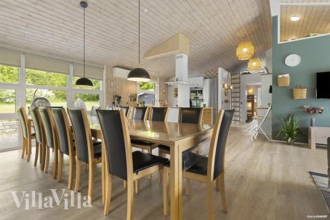 Det er plass til 12 personer i det store lyse oppholdsrommet i luksushus nr. 964.