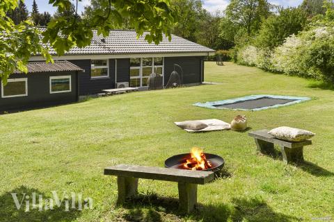 I det attraktive feriehuset nr. 964 i Østjylland finnes det mengder av utendørsaktiviteter, som leketårn og huskestativ.