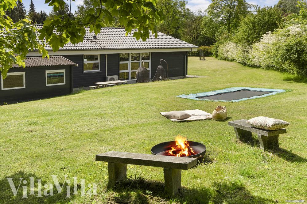 I det attraktive feriehuset nr. 964 i Østjylland finnes det mengder av utendørsaktiviteter, som leketårn og huskestativ.