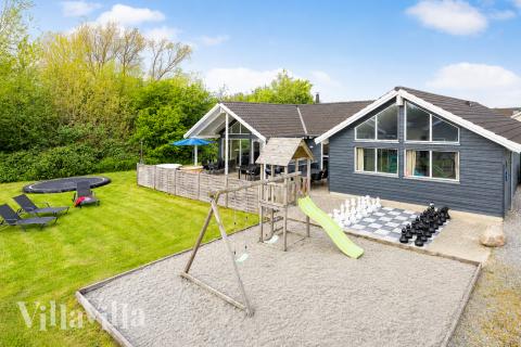 Dette lekre huset med svømmebasseng, nr. 255, med plass til 18 personer, ligger i Sydjylland