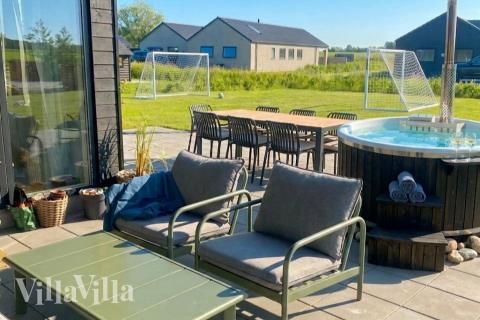 Luksushus nr. 942 har en deilig terrasse med gode hagemøbler til 8 personer.