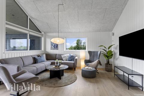 Sofaen i luksushus nr. 947 i Vestjylland er perfekt for å hygge seg med et brettspill eller se en film sammen.