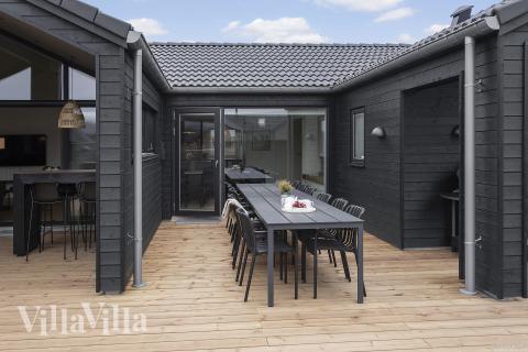 På terrassen i feriehus nr. 947 er det plass til 12 personer.