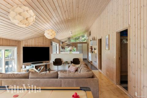 Sofaen i luksushus nr. 963 i Nordsjælland er perfekt for å hygge seg med et brettspill eller se en film sammen.