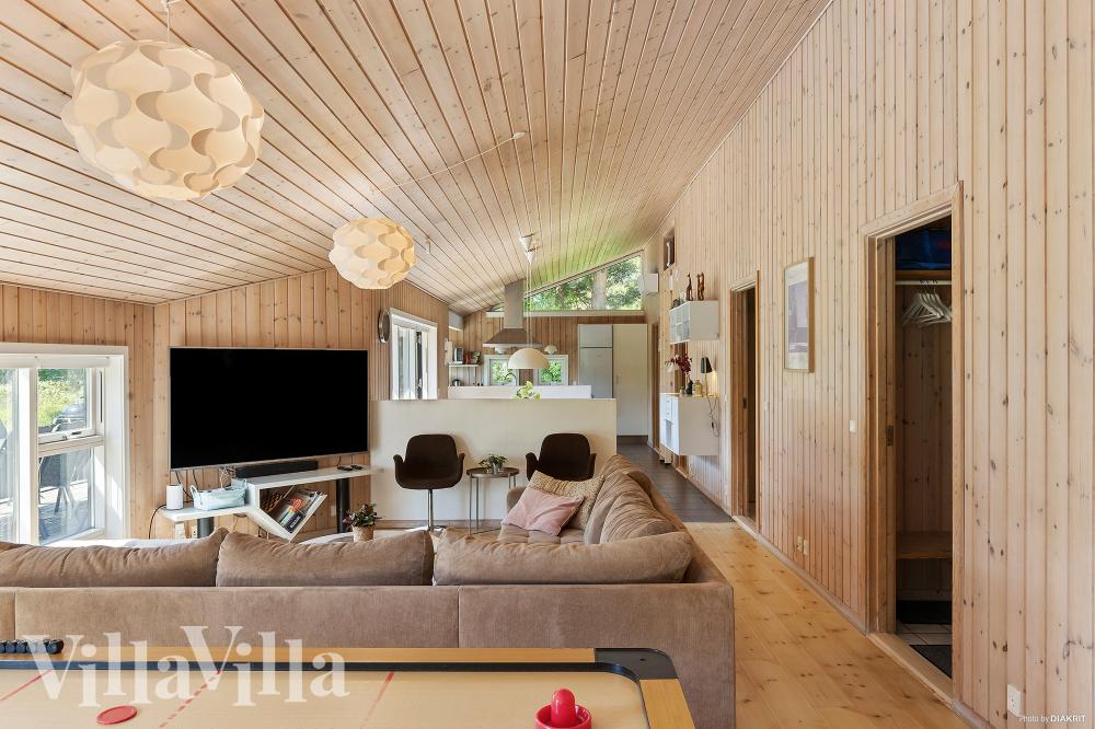 Sofaen i luksushus nr. 963 i Nordsjælland er perfekt for å hygge seg med et brettspill eller se en film sammen.