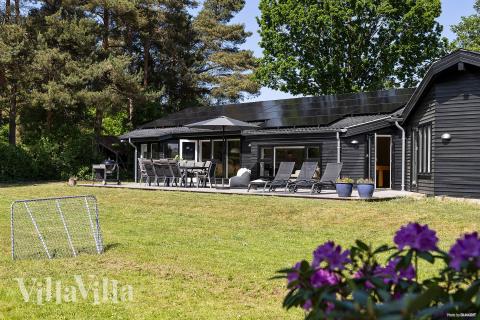 Dette lekre huset med svømmebasseng, nr. 963, med plass til 10 personer, ligger i Nordsjælland