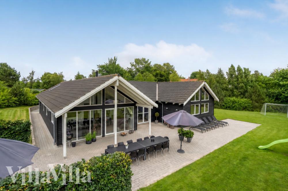 Dette lekre huset med svømmebasseng, nr. 276, med plass til 18 personer, ligger i Nordsjælland