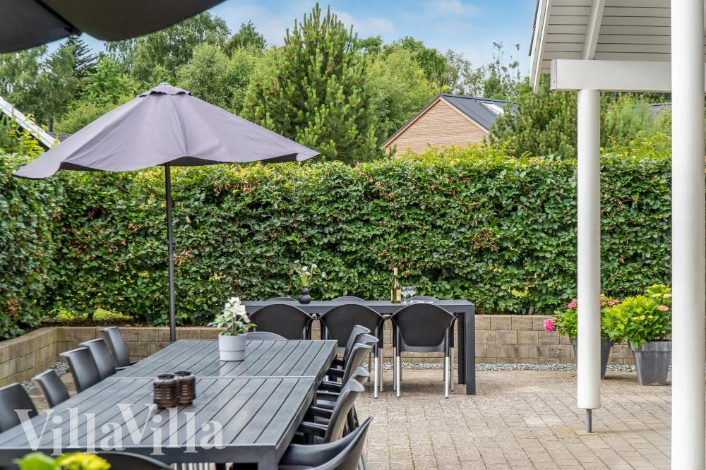 Nyt en grillkveld på terrassen i luksushus nr. 276 i Nordsjælland